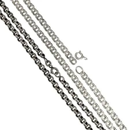 Halskedjor, 2 stycken, 925/1000, längd 42,5-43 cm, bruksmärken, släppt lödning vid låsögla  Vikt: 30,7 g