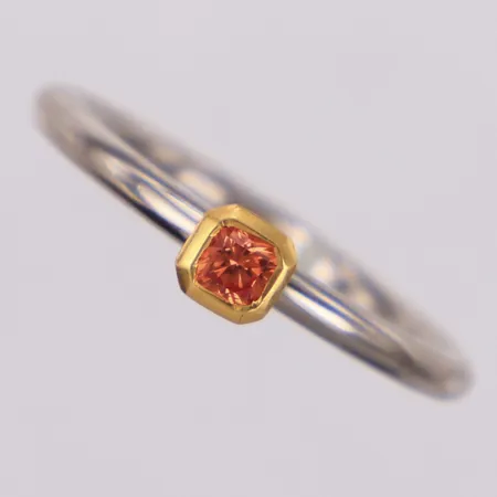 Ring med orange sten, stl 17¼, bredd 2,0-4,1mm, Dan Tillberg Guld& Silver, Saltsjöbaden, år 2007, vitguld med fattning i rödguld, 18K Vikt: 3,6 g