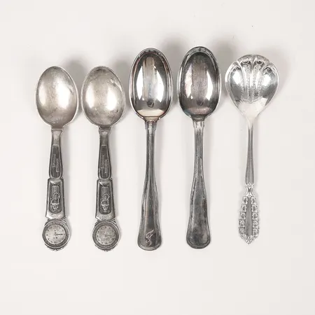 Fem skedar, graverade, 830/1000 silver Vikt: 148,7 g