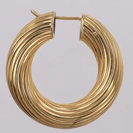 Ett udda örhänge, längd 34,5mm, bredd 7,9mm, ihålig, 18K Vikt: 6,8 g