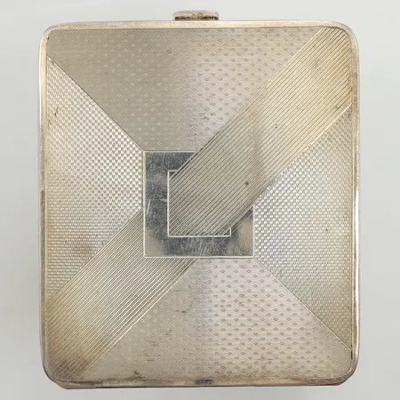 Cigarettetui, längd 91mm, bredd 80mm, gravyr, silver Vikt: 114,6 g