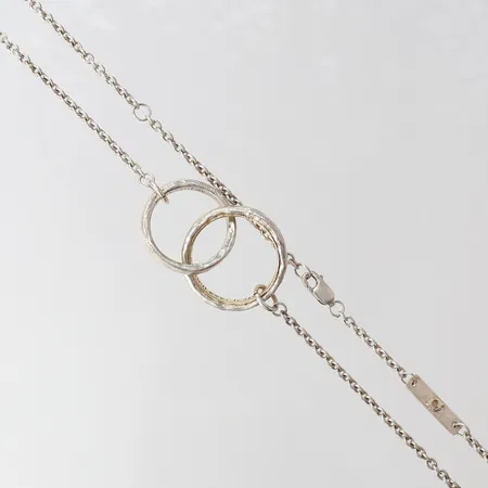 Collier med två ringar, design Bjørg, längd 44-54cm, bredd 2,5-24mm, silver 925/1000 Vikt: 17,9 g