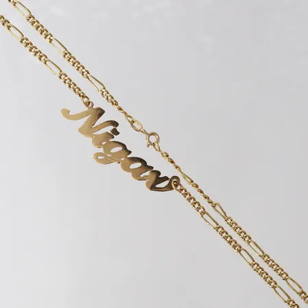 Collier med namnbricka, längd 52cm, bredd 3-11,5mm, 18K.  Vikt: 8 g