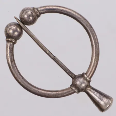 Brosch, längd 41,5mm, bredd 29,2mm, 830/1000 silver Vikt: 3,4 g