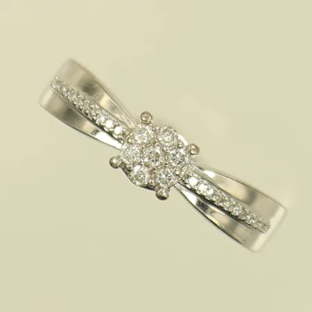 Ring med diamanter, 6x ca0,01ct, 1xca0,02ct, 22x0,005ct, stl 18, bredd 1,5-5mm, vitguld, GHA, 18K  Vikt: 2,8 g