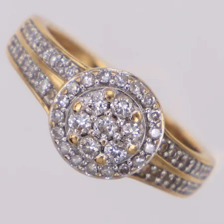 Ring med diamanter ca 0,35ctv, W(H)/P, olika slipningar, stl 15½, bredd 8,4mm, GHA, 18K Vikt: 3 g
