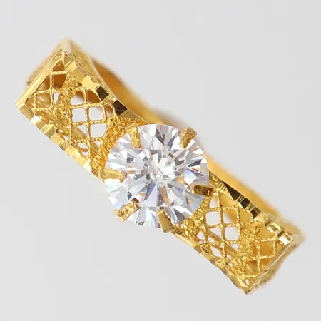 Ring med vit sten, stl 17½, bredd ca 2-8mm, något skev, 21K Vikt: 2,4 g