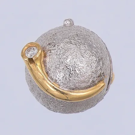  Lås, Ole Lynggaard, diamanter 2 x ca 0,03ct, 14mm, plats för två rader collier, gul/vitguld, 18K Vikt: 6,4 g