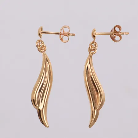 Ett par örhängen, längd 28,9mm, bredd 21,2-5,6mm, 18K Vikt: 1 g