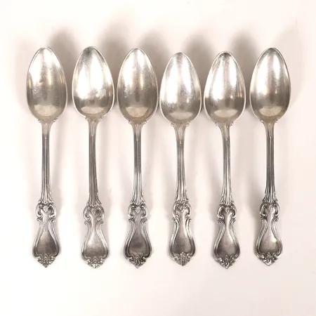Sex dessertskedar, modell Olga, olika tillverkare, 1800-talets andra hälft, längd 15cm, gravyr, bruks-och åldersbetingat slitage, silver. Vikt: 150,4 g