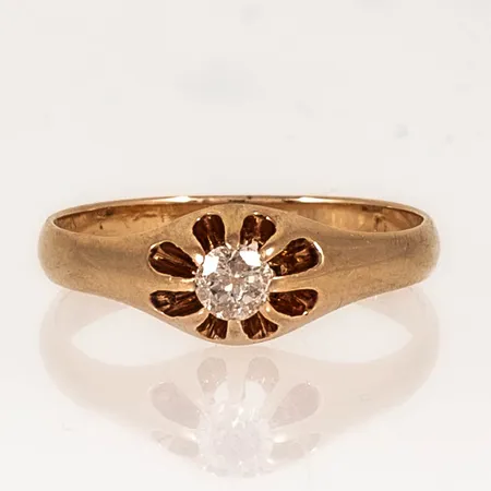 Ring i 14K guld med 1 x ca 0,10ct gammalslipad diamant (ca W/P). Den är i storlek 16½, är 2 - 6 mm bred och väger 1,8g.