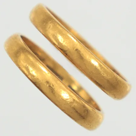 Två ringar, stl 15¼, gravyr, 23K  Vikt: 6,2 g
