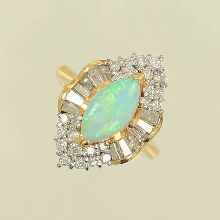 Ring med opal och diamanter, 12 trapetsslipade ca 0,01ct/st, 24 briljantslipade ca 0,02ct/st, stl 16¼, bredd 3-22mm, 18K 8,6g totalt.
