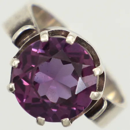 Ring, lila sten, syntetisk spinell, stl 19, bredd 12,8mm, Hämeenlinna Kultakeskus Oy , år 1974, 925/1000 silver Vikt: 5,5 g