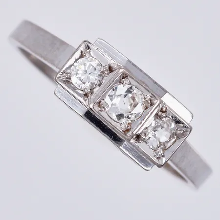 Ring Med diamanter 1 x ca 0,10ct, 2 x ca 0,07ct, stl ca 17½, bredd ca 0,2-6mm, Reutners Guldsmedsaffär år 1972, 18K  Vikt: 3,9 g