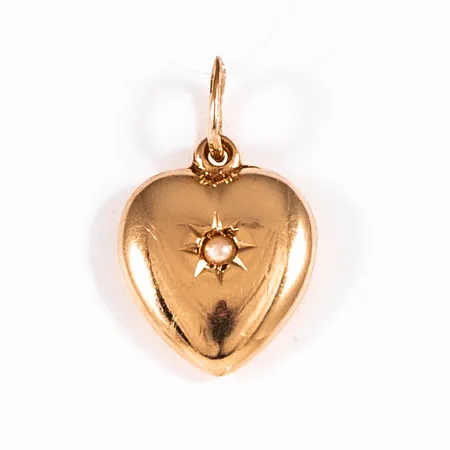 Hänge, Hjärta i 18K guld med pärla. Det är 10 mm brett, 16,5 mm långt inkl. ögla och väger 0,7g.