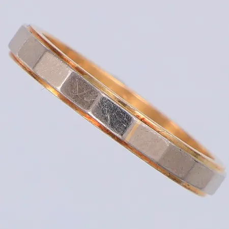 Ring, stl 18, gul/vitguld, gravyr, 18K Vikt: 4,5 g