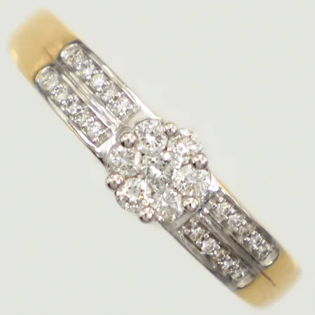 Ring med diamanter 1x ca 0,03ct, 6x ca 0,02ct, 20x ca 0,005ct, stl 17½, bredd 2-5,7mm, GHA, 18K  Vikt: 3,9 g