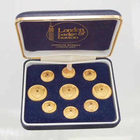 Uniformsknappar, London Badge & Button, oädel metall. ligger i scahtull