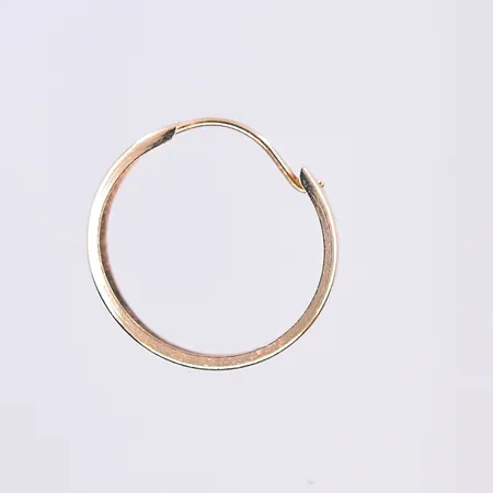 Ett separat örhänge, Ø13 mm, bredd 3 mm, 18K. Vikt: 0,3 g