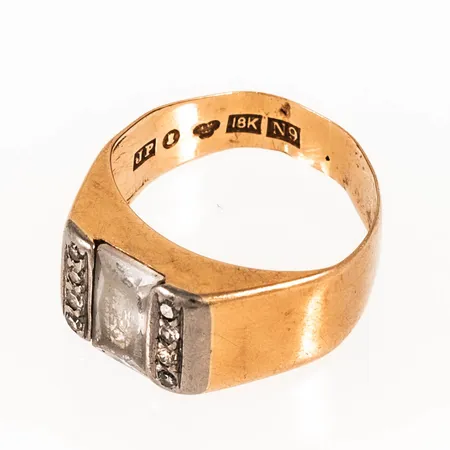 Defekt ring i 18K guld. Vikt: 2,5g. 