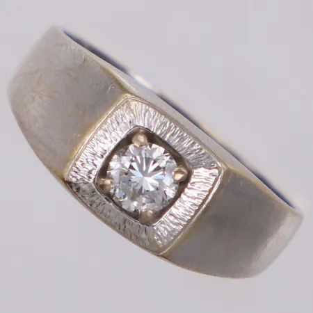Ring med diamant 1xca0,35ct, stl 18½, bredd 3,2-8,3mm, finska stämplar, vitguld, sliten rodiering, personlig gravyr, 18K Vikt: 4,9 g