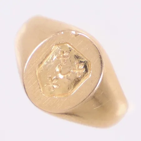 Klackring med vapensköld, stl 15¼, bredd 3,5-11,5mm, nagg, 18K  Vikt: 7,4 g