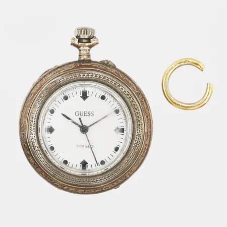 Mormorsur i silver, med nyare urverk Guess indiglo, defekt, fungerar ej, boettnr: # 30197, bruttovikt: 12,7gram