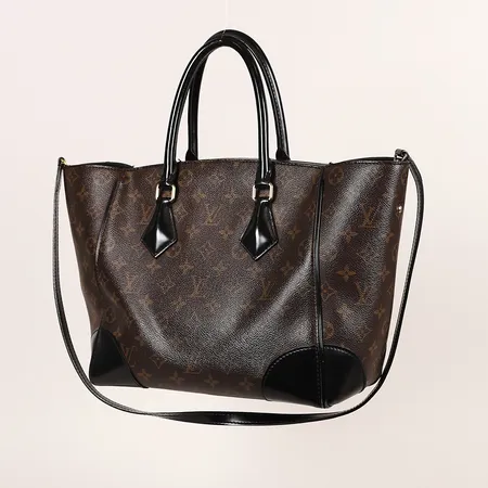 Väska Louis Vuitton, "Phenix",  monogramcanvas med svarta skinndetaljer, invändigt fodrad, axelrem, längd 24x38x16cm, bruksslitage, märken och repor, invändigt fläckar. Skickas med postpaket.