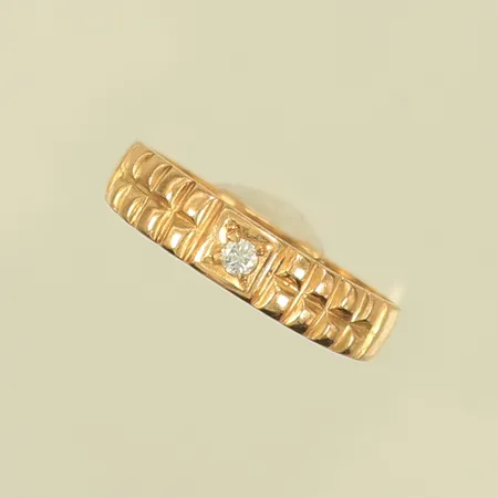 Ring med diamant, ca 0,04ct enligt gravyr, stl 17¼, bredd 3-4mm, 18K, 2,6g Vikt: 2,6 g