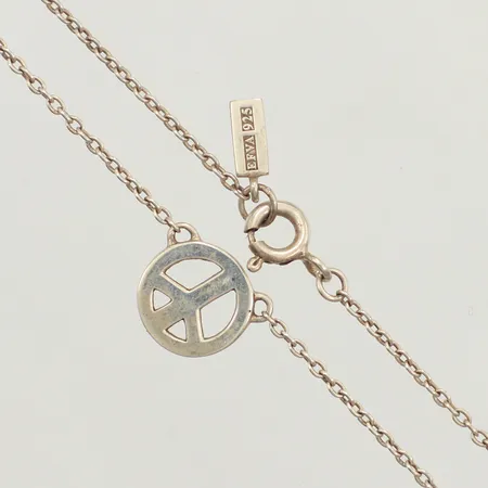 Collier "Mini Peace Necklace" Efva Attling, längd 43-46cm, bredd 0,9mm Ø10mm, 925/1000 silver Vikt: 3,3 g
