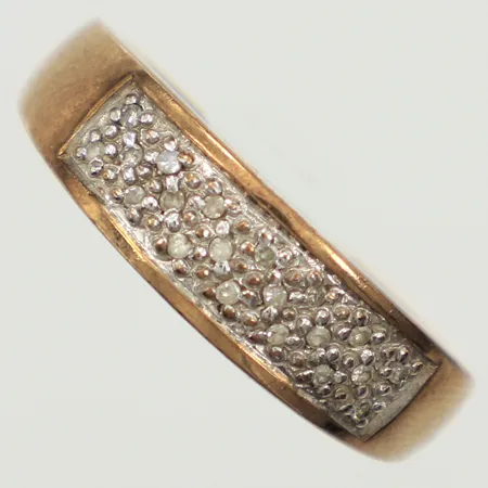 Ring med diamanter 20x ca 0,005ct, stl 18, bredd 2,7-6mm, missfärgad, 8K  Vikt: 3,2 g