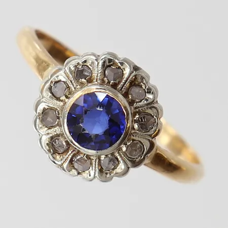 Ring med safir samt rosenslipade diamanter ca 10 x 0,01ct, stl 17¾, bredd ca 2-11mm, slitna fasetter, bucklig, 18K Vikt: 2,1 g