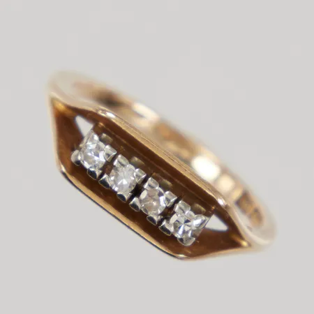 Ring med diamanter 4x ca 0,03ct totalt ca 0,12ctv enl gravyr, stl 16½, bredd 1,7 - 6mm, GK 18K Vikt: 3,5 g