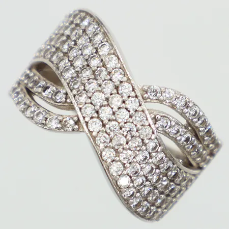 Ring vita stenar, stl 18¼, bredd 13mm, 925/1000 silver  Vikt: 5 g