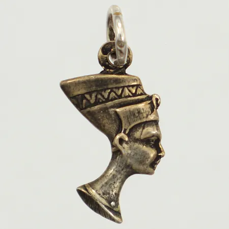 Hänge Nefertiti, längd 20mm inklusive ögla, bredd 10mm, 830/1000 silver  Vikt: 1,8 g