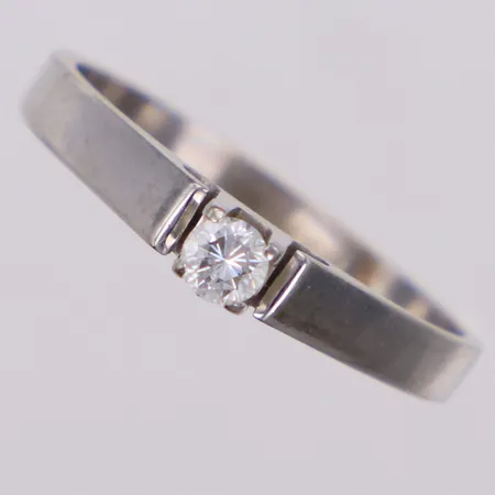 Ring med diamant 1xca0,16ct, kvalitet ca TW/VI, stl 18¾, bredd 2,5-3,4mm, importstämplad, 18K Vikt: 3,2 g