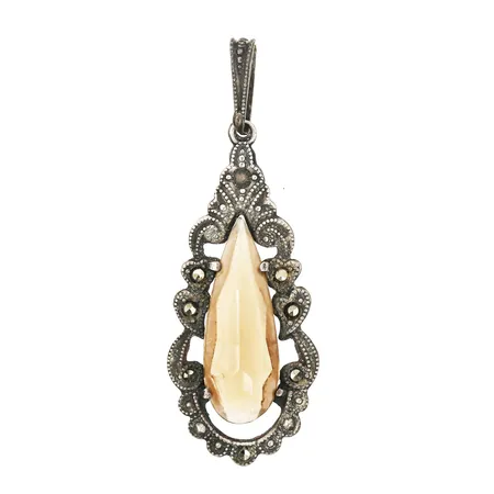 Hänge med markasiter och färgat glas, ca 40x115m, svenska importstämplar, glassten med nagg, silver. Vikt: 2 g