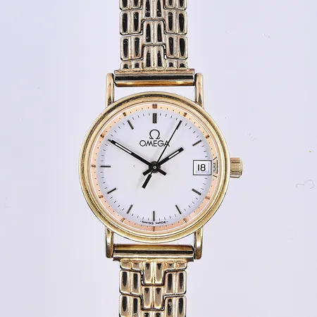 Damur Omega, quartz, datum, Ø23 mm, graverad boett, svart läderband och stålband medföljer, 18K. Bruttovikt 40,2 Vikt: 40,2 g