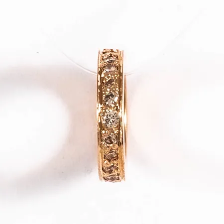 Hänge i 18K guld: Ring Ø 9,5 mm med 21 x ca 0,005ct briljantslipade diamanter. Det är 1,9 mm brett och väger 1,1g. Kan användas som hänge i en halskedja eller träs mellan pärlor i ett pärlcollier.