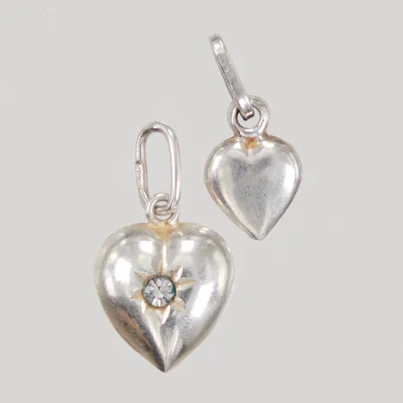 2 Hängen hjärtan, ena med vit sten, mått ca 10x18mm resp 7x16mm, Silver 925/1000  Vikt: 1 g
