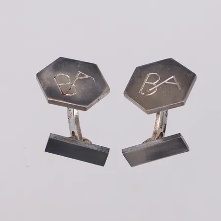 Ett par Manschettknappar, Hexagon, bredd 16,9mm, längd 19,4mm, signerade: Wiwen Nilsson, år 1967, monogram BA,925/1000 Silver Vikt: 14,7 g