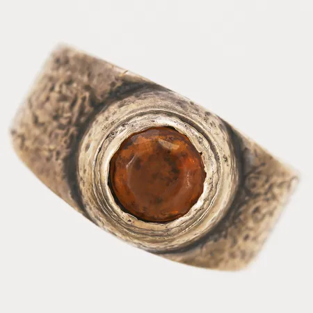 Ring med gul sten, stl: 23, gravyr, silver Vikt: 8,6 g