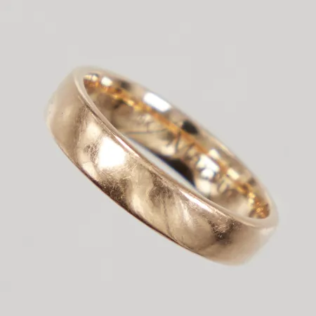 Ring, stl 15¾, bredd 4mm, gravyr, Schalin 18K Vikt: 3,9 g