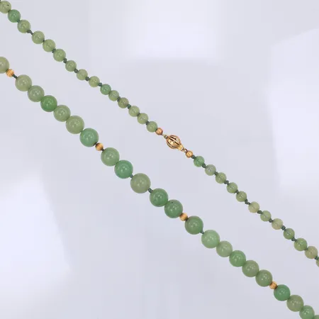 Collier, doserad troligen jadeit, 63cm, bredd 4-10mm, gulddetaljer, guldlås, kan behöva träs om, 18K Vikt: 0 g