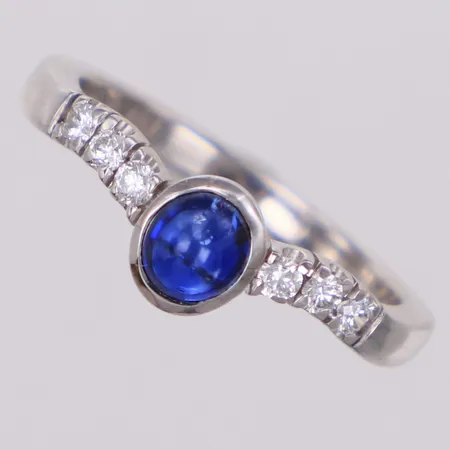 Ring med safir samt diamanter 6xca0,02ct, stl 17, bredd 2,5-6,4mm, Dan Tillberg Guld& Silver, Saltsjöbaden, år 2005, vitguld, 18K Vikt: 3,8 g