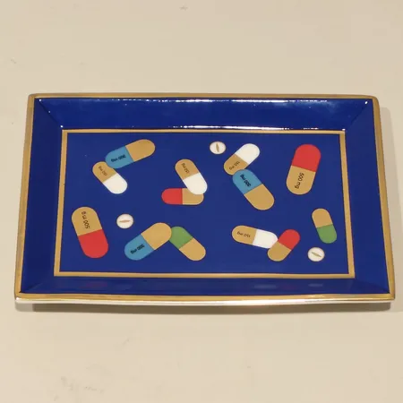 Fat/bricka "Full Dose" Jonathan Adler, 18,5x12,5cm, porslin med gulddekor, mindre repor, box