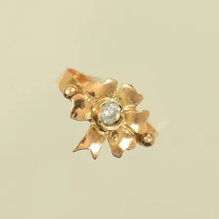 Barnring, blomma med vit sten, stl 12, bredd 2-10mm, 18K, 0,9g Vikt: 0,9 g