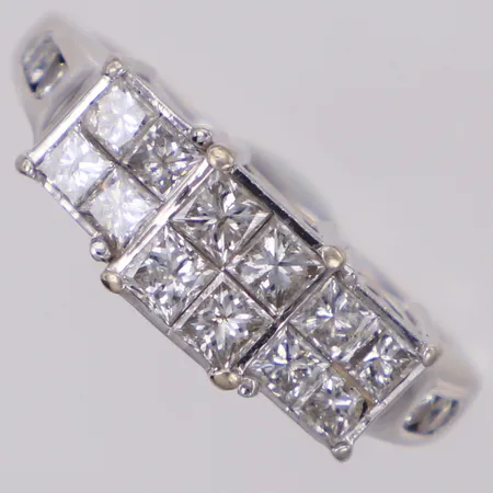 Ring med olikslipade diamanter ca 1,00ctv, nagg, sprickor, och inuti briljantslipade 2x0,01ct, gravyr, Past Present Future, stl 18½, vitguld 14K  Vikt: 6,3 g
