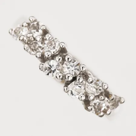 Ring med vita stenar, stl 16¾, silver Vikt: 1,9 g